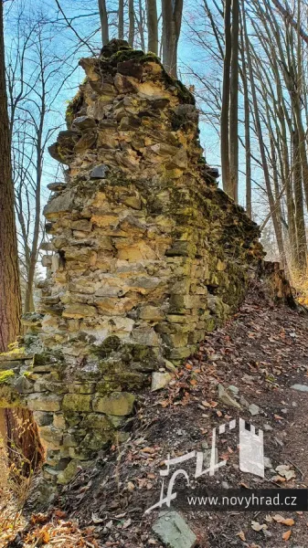 Novy-hrad-1-brana-12.webp