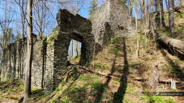 Novy-hrad-3-brana-03.webp