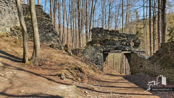 Novy-hrad-3-brana-07.webp