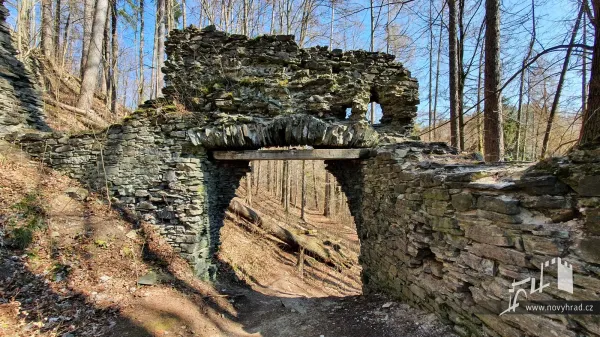 Novy-hrad-3-brana-08.webp