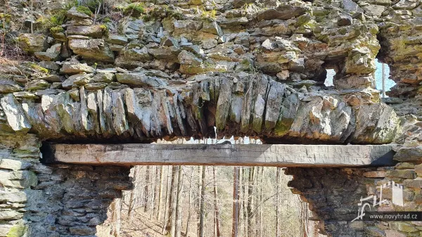 Novy-hrad-3-brana-09.webp