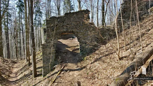 Novy-hrad-3-brana-10.webp