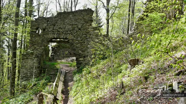 Novy-hrad-3-brana-13.webp