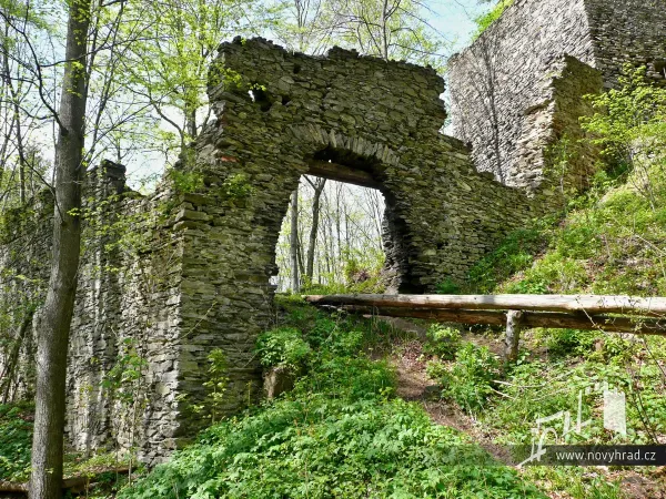 Novy-hrad-3-brana-14.webp