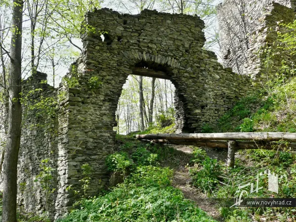 Novy-hrad-3-brana-18.webp