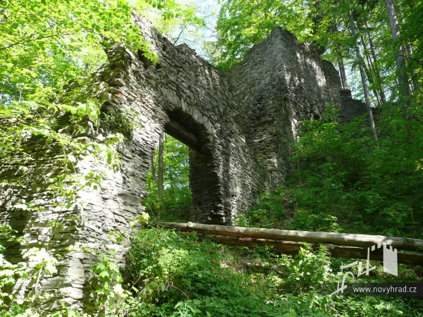 Novy-hrad-3-brana-21.webp
