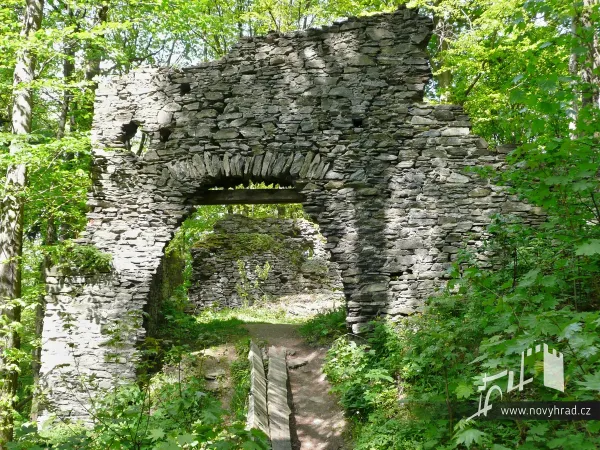 Novy-hrad-3-brana-22.webp
