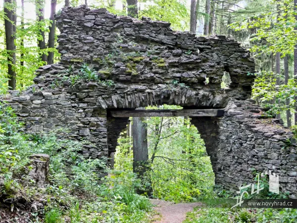 Novy-hrad-3-brana-27.webp