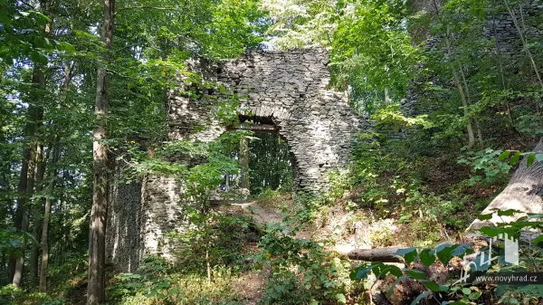Novy-hrad-3-brana-42.webp