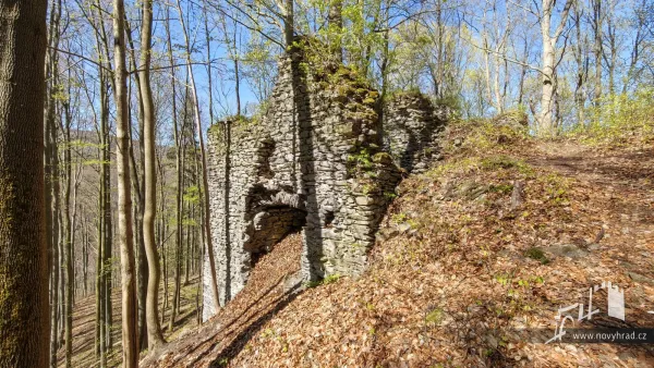 Novy-hrad-4-brana-01.webp