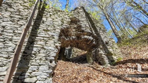 Novy-hrad-4-brana-02.webp