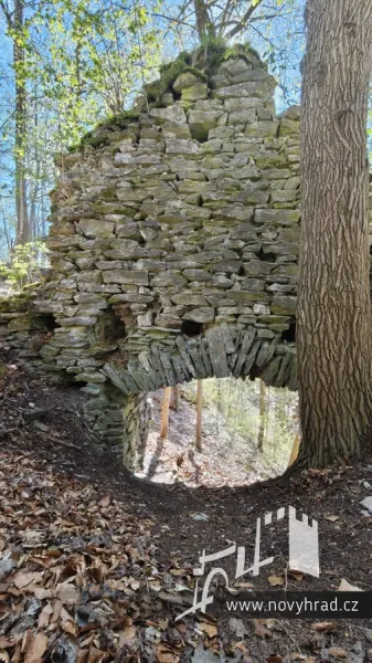 Novy-hrad-4-brana-08.webp