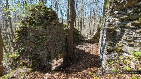Novy-hrad-4-brana-09.webp