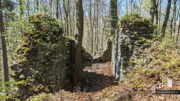Novy-hrad-4-brana-12.webp