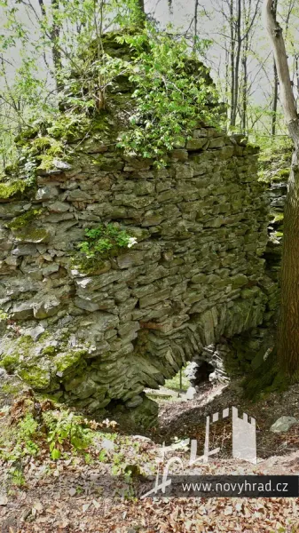 novy-hrad-4-brana-08.webp