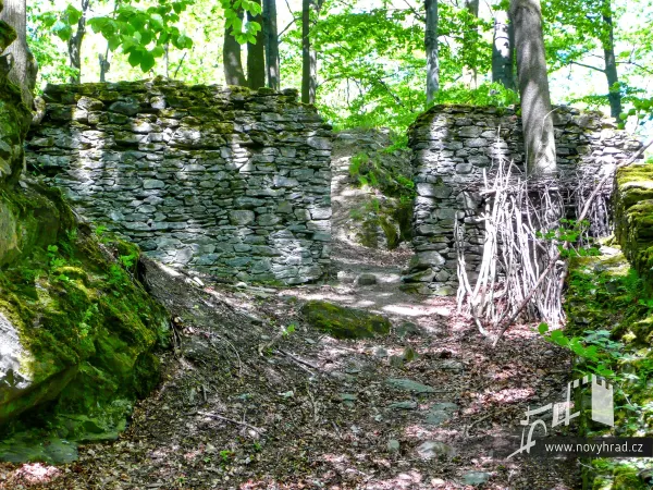 Novy-hrad-branka-u-veze-F-06.webp