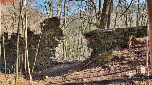 Novy-hrad-hradba-s-cimburim-02.webp