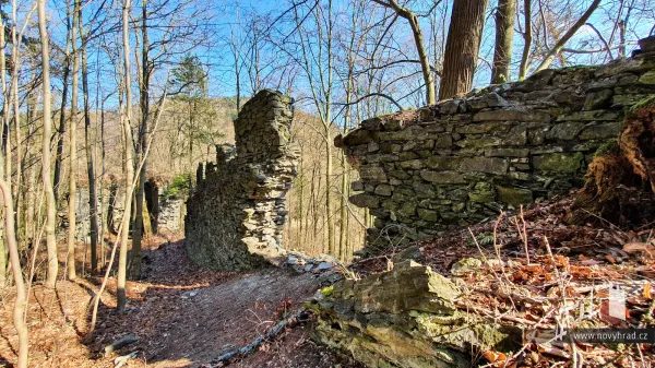 Novy-hrad-hradba-s-cimburim-03.webp