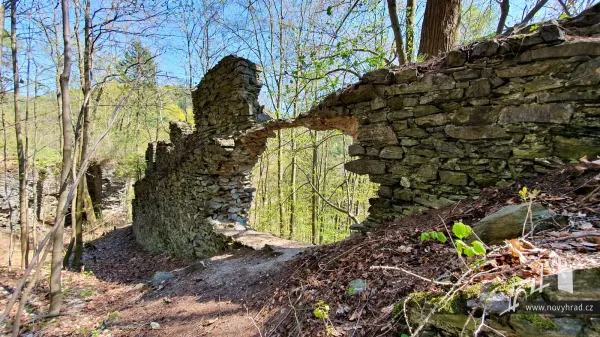 Novy-hrad-hradba-s-cimburim-05.webp