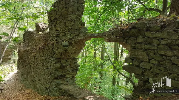 Novy-hrad-hradba-s-cimburim-10.webp