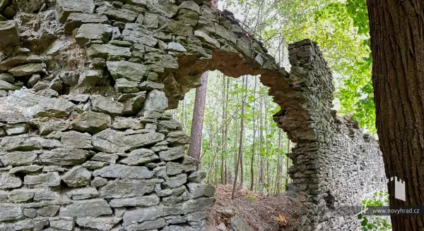 Novy-hrad-hradba-s-cimburim-21.webp