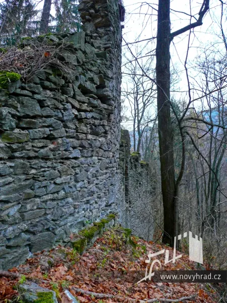 Novy-hrad-hradba-s-cimburim-27.webp