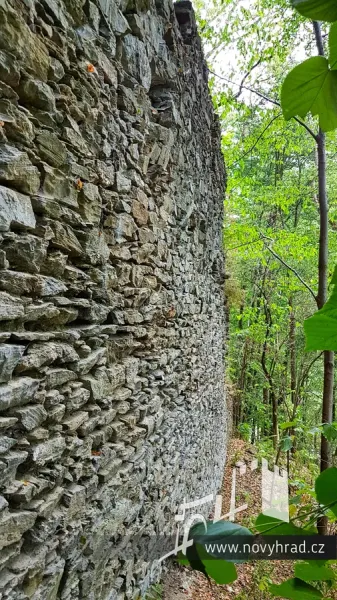 Novy-hrad-hradba-s-cimburim-30.webp