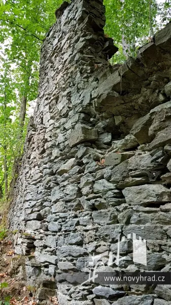 Novy-hrad-hradba-s-cimburim-32.webp