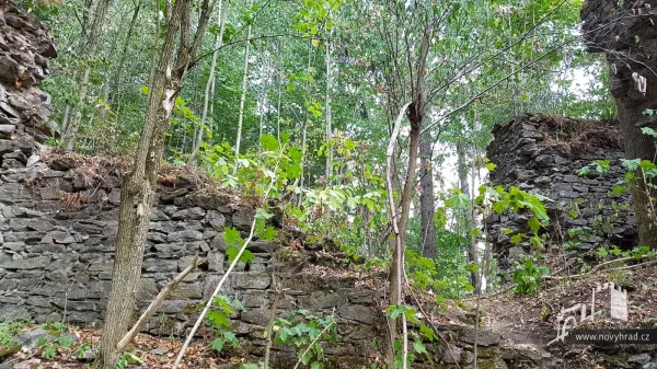 Novy-hrad-hradba-s-cimburim-37.webp