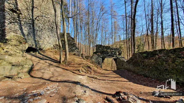 Novy-hrad-nadvori-3-brany-02.webp
