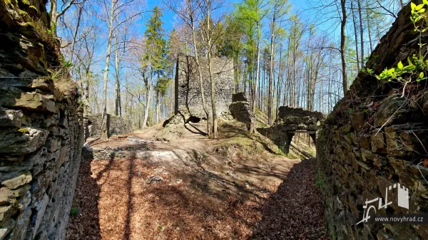 Novy-hrad-nadvori-3-brany-05.webp