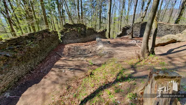 Novy-hrad-nadvori-3-brany-07.webp