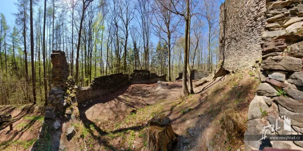 Novy-hrad-nadvori-3-brany-08.webp