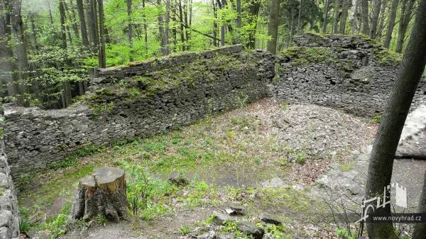 Novy-hrad-nadvori-3-brany-15.webp