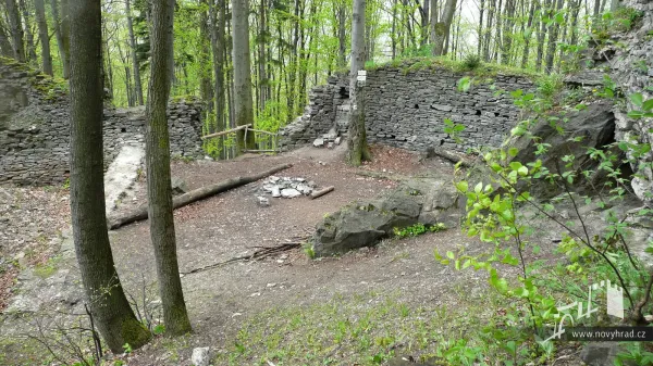 Novy-hrad-nadvori-3-brany-16.webp