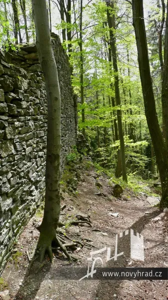 Novy-hrad-nadvori-3-brany-21.webp