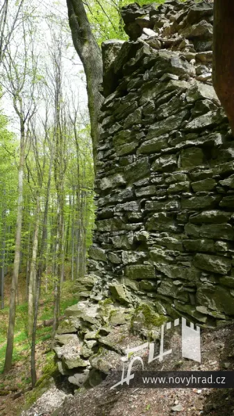 Novy-hrad-nadvori-3-brany-22.webp