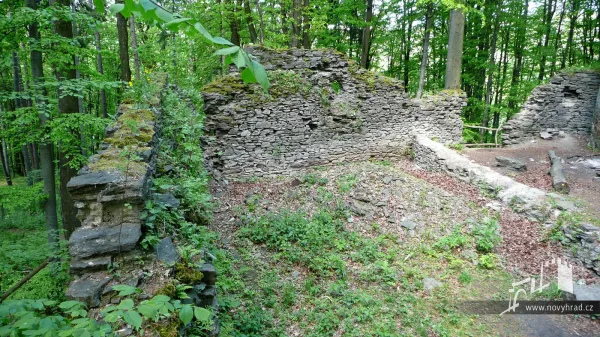 Novy-hrad-nadvori-3-brany-37.webp