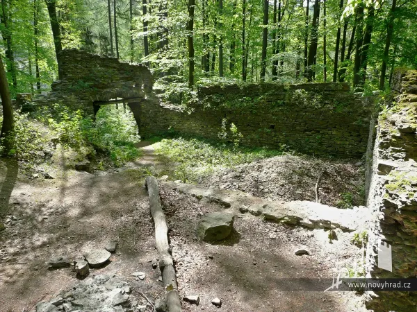 Novy-hrad-nadvori-3-brany-44.webp