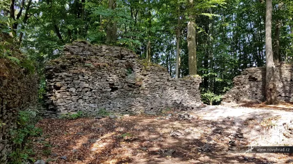 Novy-hrad-nadvori-3-brany-55.webp