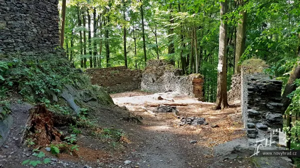 Novy-hrad-nadvori-3-brany-57.webp