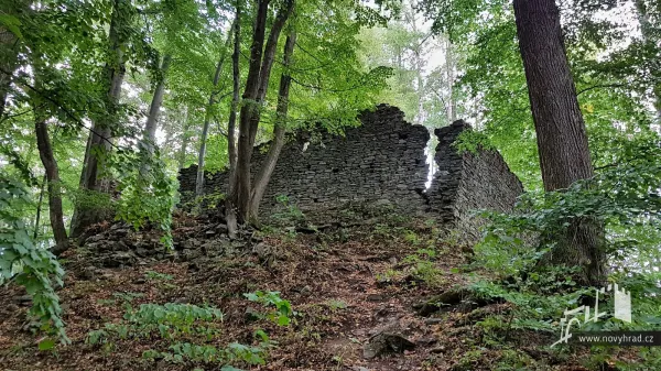 Novy-hrad-nadvori-3-brany-58.webp