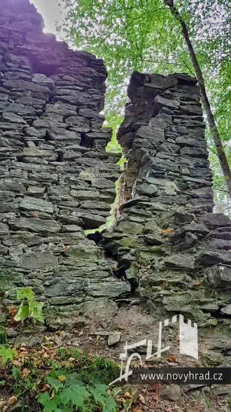 Novy-hrad-nadvori-3-brany-59.webp