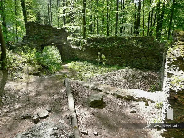 Novy-hrad-nadvori-3-brany-61.webp