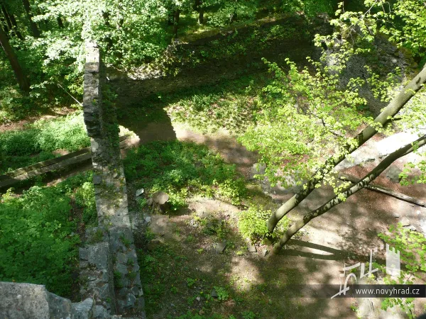 Novy-hrad-nadvori-3-brany-62.webp