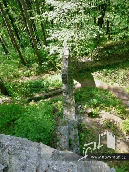 Novy-hrad-nadvori-3-brany-63.webp