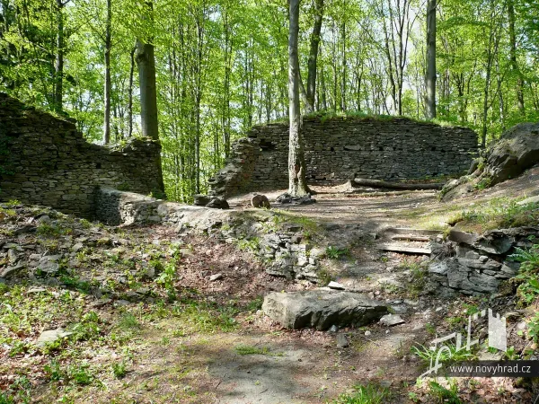 Novy-hrad-nadvori-3-brany-70.webp