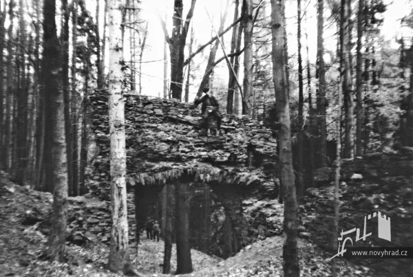 Novy-hrad-1985-04.webp
