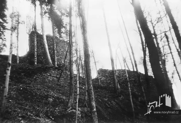 Novy-hrad-1985-06.webp