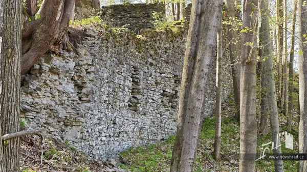 Novy-hrad-severovychodni-hradba-04.webp